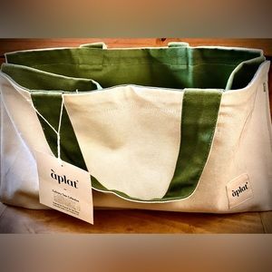 NWT • àplat • Plat Round Tote • from the Culinary Tote Collection • 13” Rounds